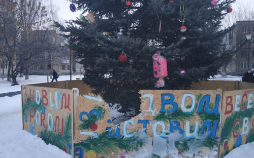В Авдеевке новогодняя елка пострадала от рук вандалов (ФОТОФАКТ)