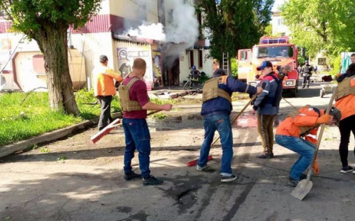 Комунальники Авдіївки продовжують оснащувати укриття та прибирати місто після обстрілів (ФОТОФАКТ)