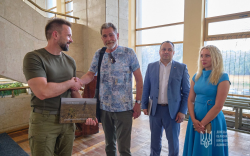 Виставка фотографа з Донеччини про російсько-українську війну відкрилась у Закарпатті