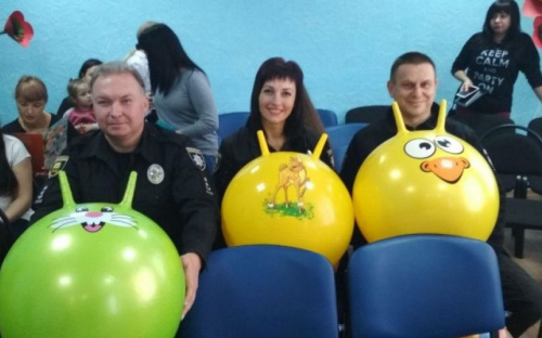 В Авдеевке копы пришли в детсад с подарками (ФОТО)