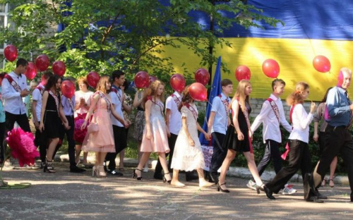 В школах Авдеевки ярко и трогательно отшумели последние звонки (ФОТОРЕПОРТАЖ)