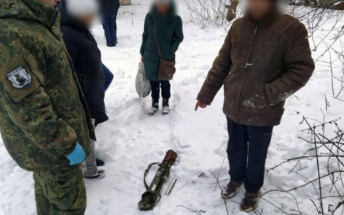 Житель Авдеевки добровольно сдал полицейским противотанковый гранатомет