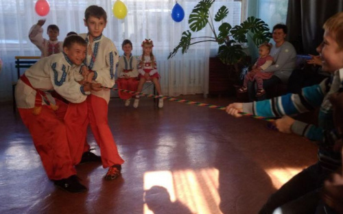 Необычные авдеевские дети удивили выступлением (ФОТО)