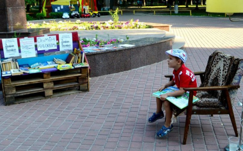 В Авдеевке состоялся музыкально-книжный вечер: фоторепортаж