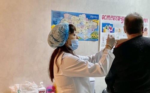 На Авдеевском коксохиме прошел очередной этап вакцинации сотрудников: первую дозу вакцины уже получили 927 человек
