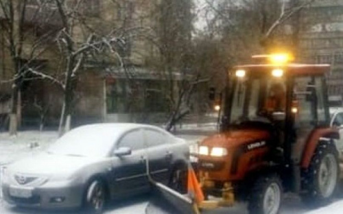 Коммунальщики Авдеевки просят автовладельцев убрать транспорт с обочин главных дорог