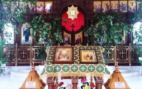 Православные христиане отмечают День Святой Троицы