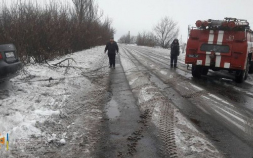 В Донецкой области спасатели достали семь автомобилей из снежных заносов (ФОТО)