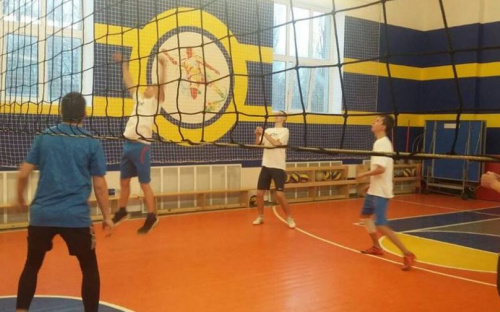 В Авдеевке молодежь сразилась в волейбольной битве