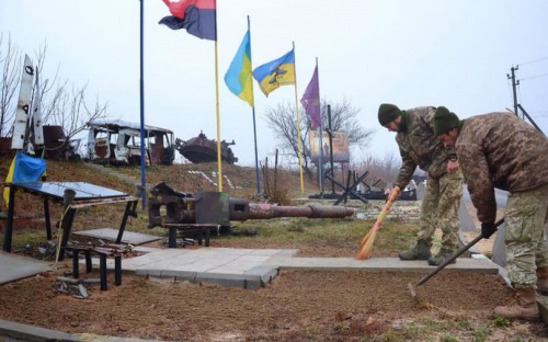 Воины наводят порядок на мемориале у Авдеевской «промки» (ФОТО)
