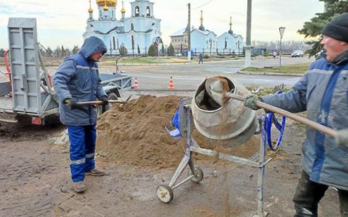 В Авдеевке обустраивают новую пешеходную дорожку (ФОТОФАКТ)