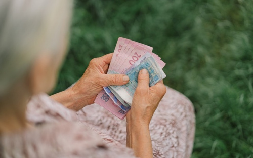 У Мінсоцполітики попередили про можливі затримки пенсій та соцвиплат