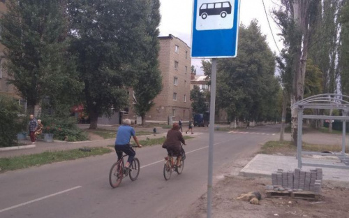 В Авдеевке возле стадиона строится новая крытая остановка (ФОТОФАКТ)