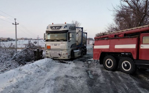 Авдеевские спасатели вытащили из ловушки грузовик с бензолом (ФОТО)