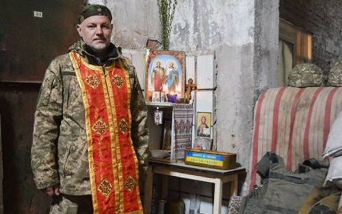 Капеллан с позиций в районе Авдеевки: Когда начинается обстрел, то все молятся