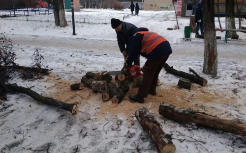 Авдеевские коммунальщики оперативно борются с последствиями непогоды (ФОТО)