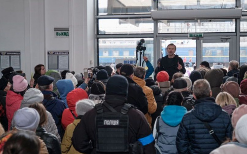 Святослав Вакарчук сегодня пел на вокзале в Краматорске