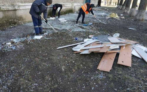 Авдіївські комунальники вийшли на вулиці міста прибирати сміття