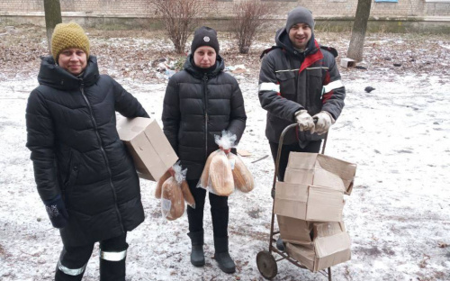 В Авдіївці мешканцям роздали хліб, освітлювальні прилади та продуктові набори
