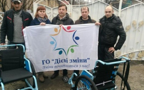 Авдіївці отримали інвалідні візки від благодійників (ФОТОФАКТ)