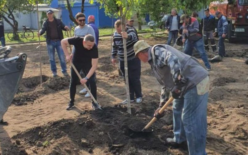 Коммунальщики продолжают озеленение Авдеевки:фотофакт