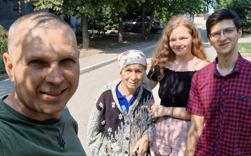 Волонтер із Запоріжжя допомагає евакуюватися мешканцям Авдіївки