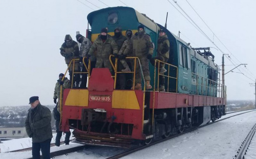Участники блокады в Донбассе отказались возвращать  Донецкой железной дороге  захваченный ими тепловоз