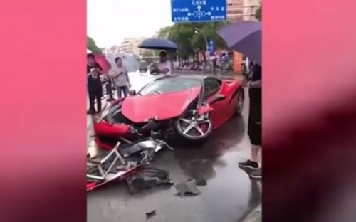 Китаянка за пару минут разбила прокатный Ferrari (ВИДЕО)