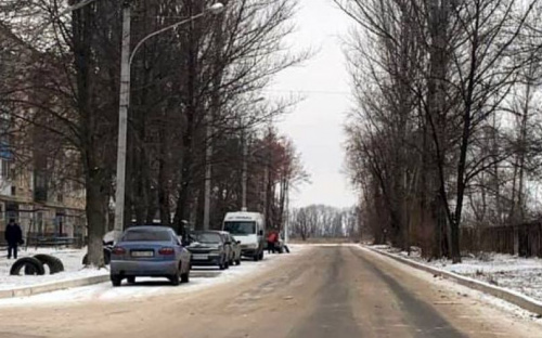 Коммунальщики Авдеевки просят автовладельцев убрать машины с обочин дорог