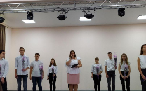   Багато квітів, відзнак та слайд-шоу: в Авдіївці привітали педагогів (ФОТО)