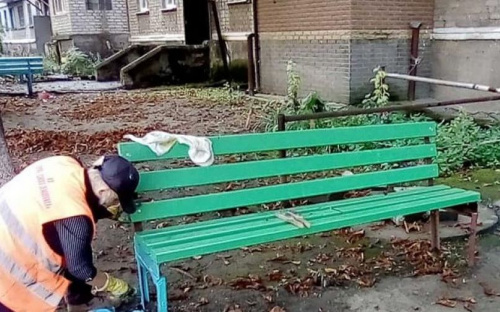 Комунальники Авдіївки оновлюють лавки біля багатоповерхових будинків