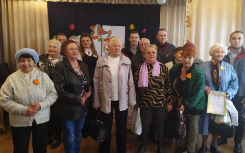 Тёплые слова, творческие номера и подарки: в Авдеевке душевно поздравили пожилых людей (ФОТО)