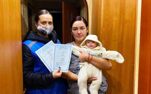 Сотрудники «Пролиски» помогли одинокой матери оформить документы для детей