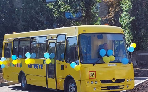 По дорогах Авдіївки курсуватиме перший шкільний автобус