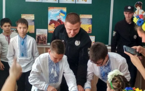 В Авдеевке школьники и копы вместе вспоминали обычаи и обряды казаков (ФОТО)