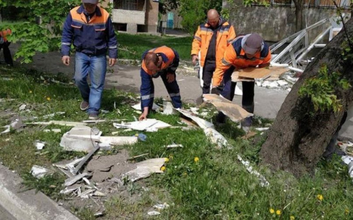 Авдіївські комунальники прибирають житлові квартали міста після обстрілів