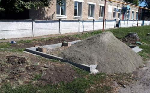 В старой части Авдеевки стартовали работы по установке остановочных павильонов (ФОТОФАКТ)
