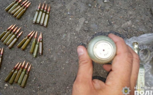 В Авдеевке мужчина добровольно сдал полиции пакет с боеприпасами (ФОТО)