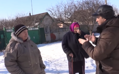 В Авдеевке помогают жителям, пострадавшим от обстрелов боевиков (ВИДЕО)