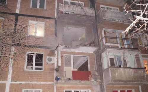 В Авдеевке  вследствие прямого попадания снарядов повреждены 8 домов, ранен мирный житель
