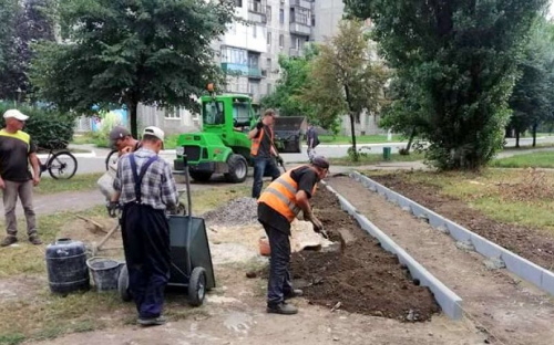 В Авдеевке коммунальщики обустраивают пешеходную дорожку к социально важным объектам