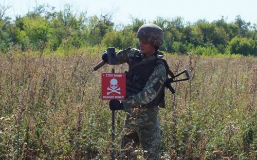Военные проверяют местность на наличие взрывной опасности вдоль дороги Авдеевка – Опытное