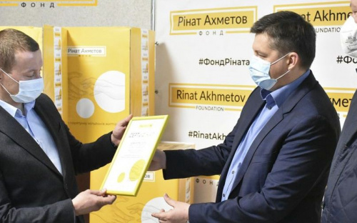 Фонд Рината Ахметова передал Донецкой области 50 000 экспресс-тестов для выявления COVID-19