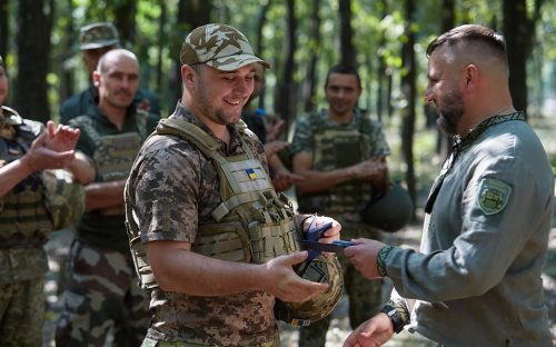 Військовослужбовці, які захищають позиції під Авдіївкою, отримали нагороди