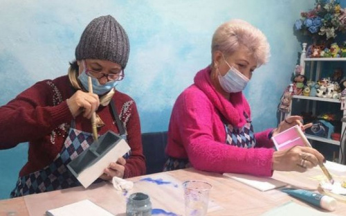 В Авдіївці майстрині-початківці вчилися працювати в техніці декупаж