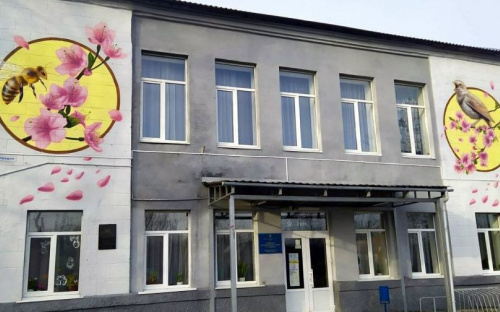 На одній з найстаріших шкіл Авдіївки «розквітла» сакура та «заспівав» соловейко