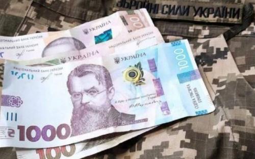 Кабмін вирішив підвищити зарплати військовим