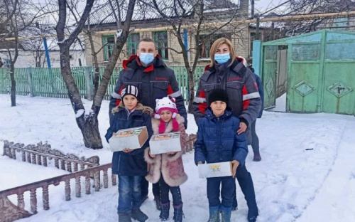 В гости с подарками: авдеевские коксохимики навестили маленьких жителей села Ласточкино