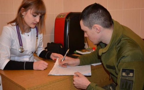 Парамедиків та бійців, що боронять Авдіївку, щеплюють від грипу