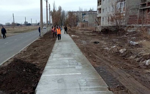 Коммунальщики благоустроили тротуар возле 
